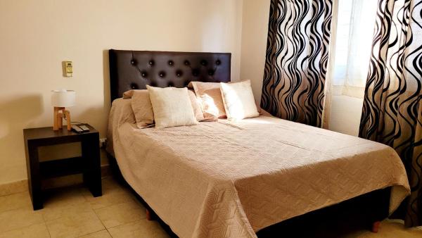 Una cama o camas en una habitación de Victorino House en el Cerro de las Rosas