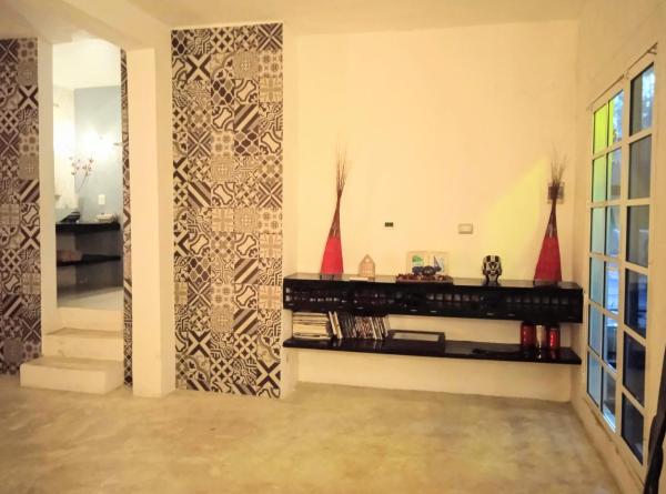 una sala de estar con una pared con una pared estampada en Loft 9 en el centro de Cancún, en Cancún