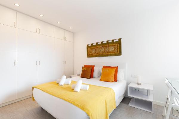 1 dormitorio blanco con 1 cama y armarios blancos en Stay U-nique Apartments Taulat, en Barcelona