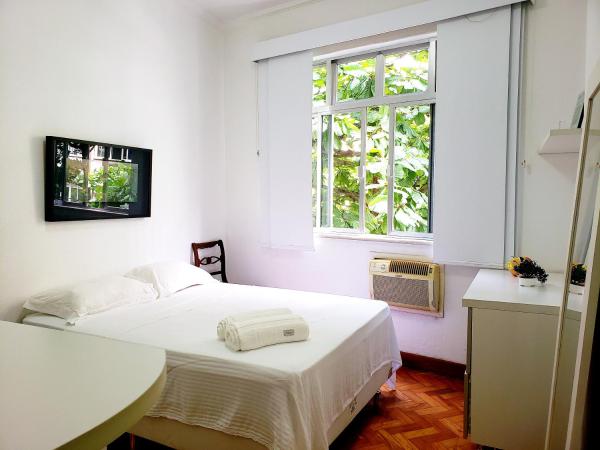 Cama o camas en habitación en Apartamento COPACABANA REFORMADO - A 400m DE LA PLAYA, 2 HABITACIONES, Conserje 24h, Wi-Fi, Aire acondicionado, Cocina completa, Barbacoa en el edificio
