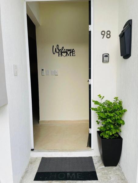 una puerta que conduce a un pasillo con una maceta en Hermosa casa para familias grandes/12 personas, en Playa del Carmen