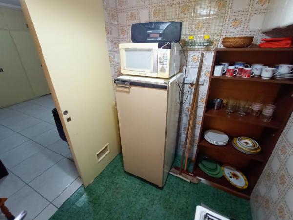 y cocina con microondas y refrigerador. en EFDEPARTAMENTOS plaza colon monoambiente en Mar del Plata