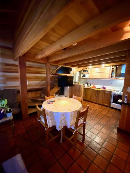 cocina con mesa y sillas en una habitación en Inmejorable ubicación en San Martín de los Andes