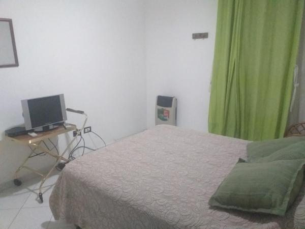 1 dormitorio con cama y escritorio con ordenador en Serena en Villa Carlos Paz