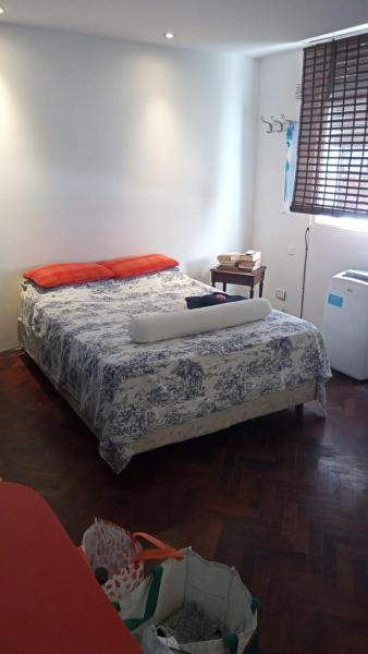 1 dormitorio con 1 cama con manta y mesa en Cozy studio in Palermo, Las Cañitas 300MB en Buenos Aires