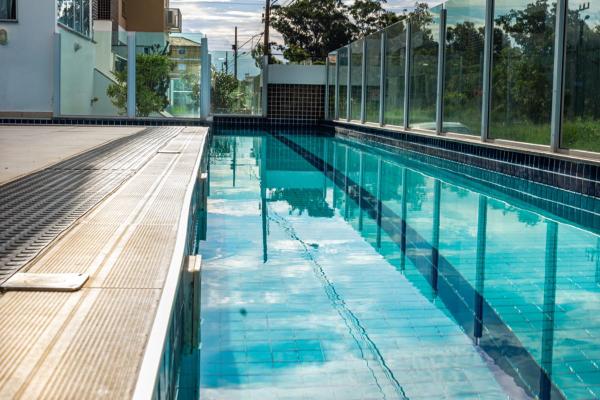 The swimming pool at or close to Apartamento aconchegante, condominio com piscina, 5 minutos da Praia de Canasvieiras N869