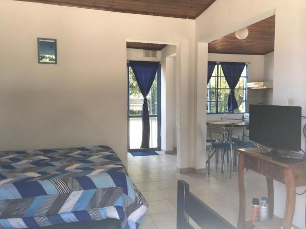 1 dormitorio con 1 cama y 1 mesa con TV en La Casa Azul: tranquilidad y esparcimiento en un entorno natural en Chascomús