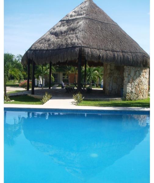 Cabaña grande con piscina frente a ella en Acogedora casa en playa del Sol, en Playa del Carmen