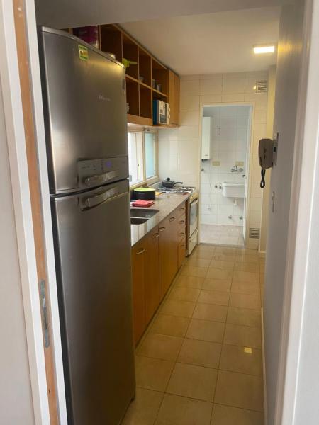 cocina con refrigerador de acero inoxidable en espectacular departamento en Nuñez en Buenos Aires