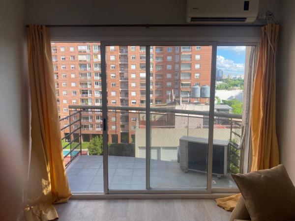 ventana grande con vistas a un edificio en espectacular departamento en Nuñez en Buenos Aires