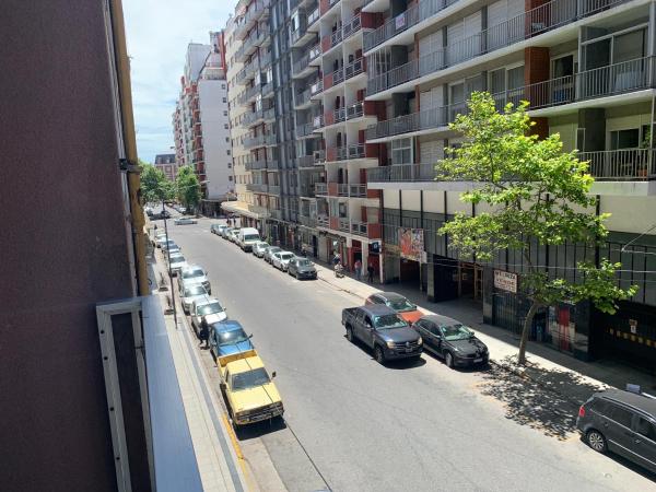 vistas a una calle de la ciudad con coches aparcados en la carretera en Hermoso departamento a la calle a 300 mts del mar en Mar del Plata