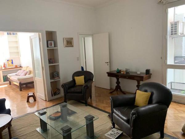 sala de estar con 2 sillas y mesa en Corazón de Recoleta en Buenos Aires