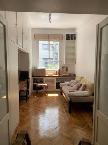 sala de estar con sofá y ventana en Corazón de Recoleta en Buenos Aires