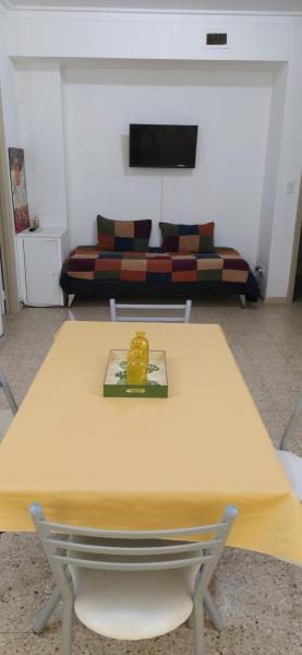 una mesa amarilla en la sala de estar con sofá en Cómodo dpto con Exlente ubicación en Mar del Plata