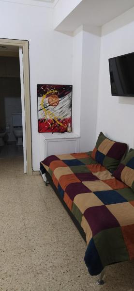 1 dormitorio con 1 cama y Tv LED en Cómodo dpto con Exlente ubicación en Mar del Plata