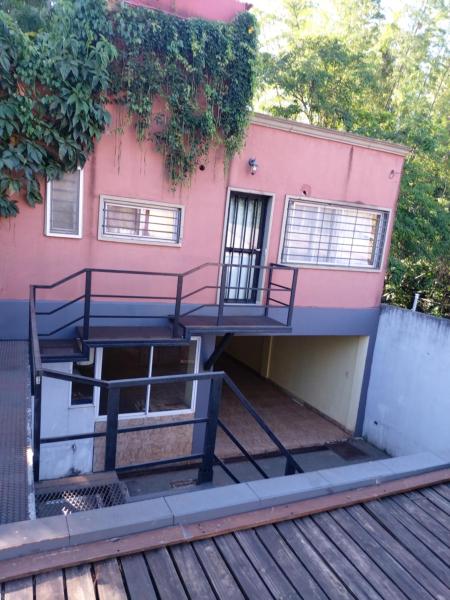 un edificio rosa con una escalera delante en Wonderful en Puerto Iguazú