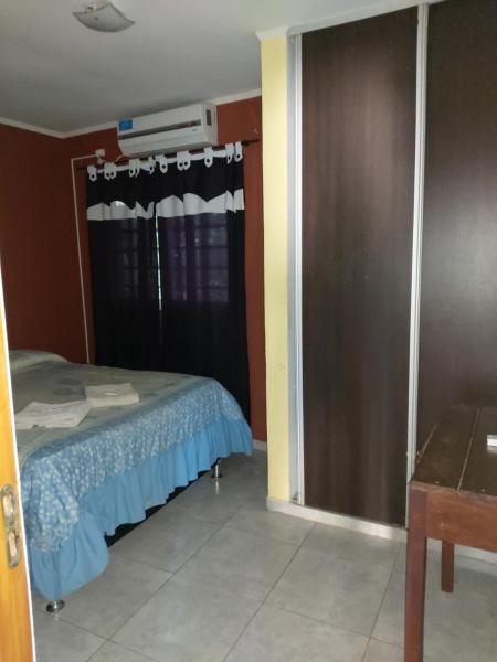 1 dormitorio con cama y ventana en Wonderful en Puerto Iguazú