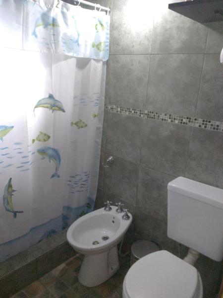 y baño con aseo y lavamanos. en Alquilo Casa Mar del Plata, Los Acantilados en Mar del Plata