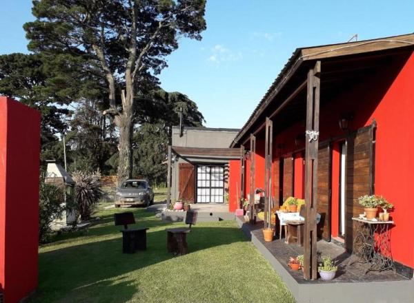 un patio con una casa roja con un patio en Alquilo Casa Mar del Plata, Los Acantilados en Mar del Plata