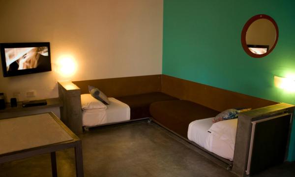 Habitación de hotel con 2 camas y espejo en Casaplaya en Las Gaviotas