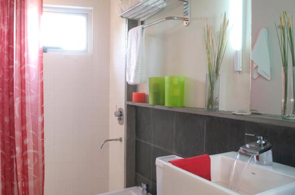 y baño con aseo, espejo y ducha.  en Casaplaya, en Las Gaviotas