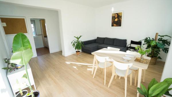 sala de estar con mesa, sillas y sofá en Triana Viva, en Sevilla