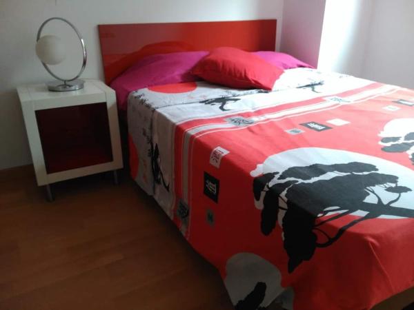 1 dormitorio con 1 cama con manta de vaca en STYLISH FLAT, 2 BATHROOMS and SWIMMING POOL, NEXT TO THE BEACH!, en Barcelona
