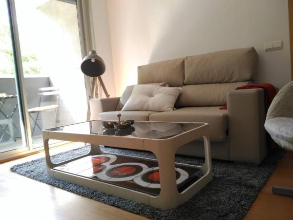 sala de estar con sofá y mesa de centro en STYLISH FLAT, 2 BATHROOMS and SWIMMING POOL, NEXT TO THE BEACH!, en Barcelona