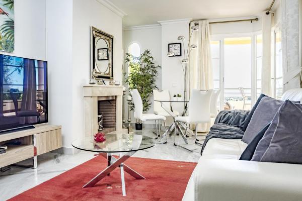 sala de estar con sofá blanco y mesa de cristal en SAA2- comfortable apartment Puerto banus, en Marbella