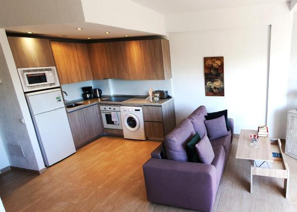sala de estar con sofá y cocina en Skol 427 Spacious 1 Bedroom Apartment with Sea Views, en Marbella