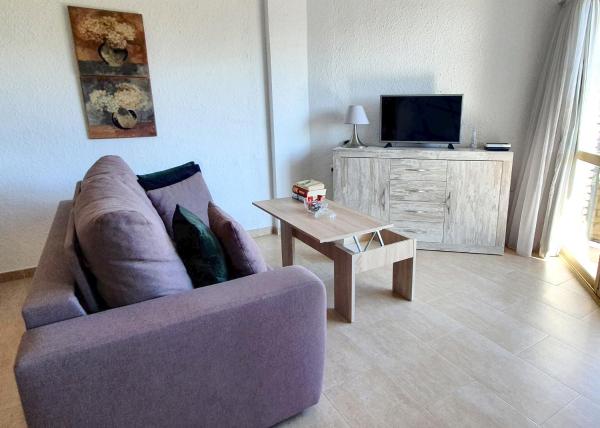 Sala de estar con sofá púrpura y mesa de centro en Skol 427 Spacious 1 Bedroom Apartment with Sea Views, en Marbella