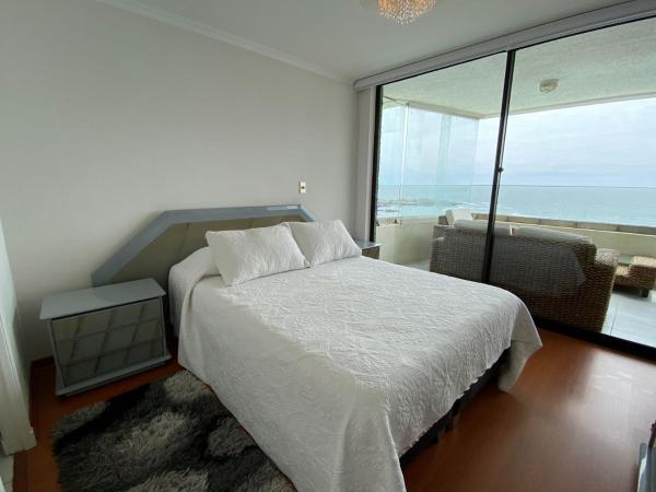 1 dormitorio con 1 cama y vistas al océano en Insuperable Vista al Mar en Primera Línea, en Viña del Mar