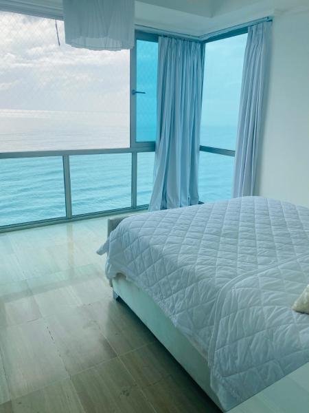 1 dormitorio con 1 cama y vistas al océano en Vista al mar Habitación Privada Coral en Malecon Santo Domingo 1-829-343-1001, en Santo Domingo
