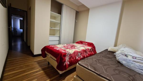 1 dormitorio con 2 camas y armario en Amplio y Cómodo Depto. 6 Personas en Salta