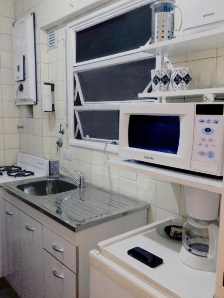 una pequeña cocina con fregadero y microondas en Departamento céntrico y funcional en Buenos Aires