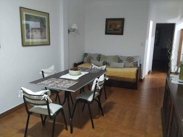 sala de estar con mesa, sillas y sofá en Amplio y Luminoso en zona Guemes en Mar del Plata