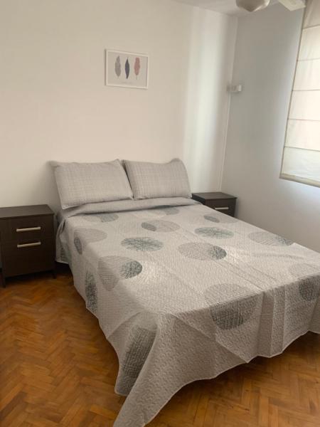 Un dormitorio con una cama con una manta. en Alto Colon Mendoza en Mendoza