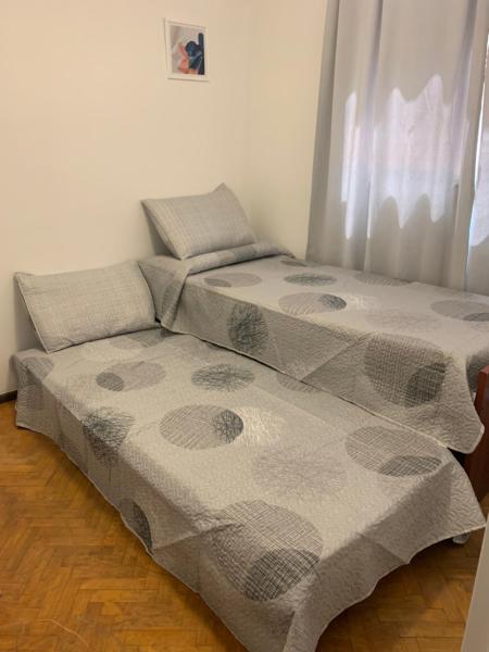 dos camas sentadas una al lado de la otra en una habitación en Alto Colon Mendoza en Mendoza