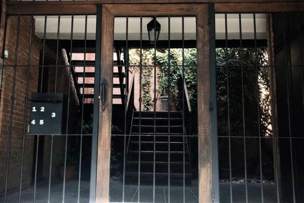 una puerta de cristal de un edificio con una escalera en Hermoso departamento céntrico en Mendoza en Mendoza