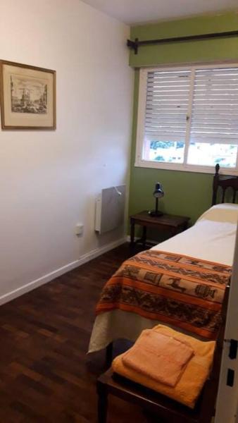 1 dormitorio con 2 camas y ventana en Depto para 4 personas Centro Salta capital en Salta