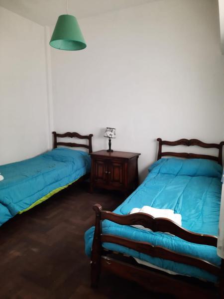 1 dormitorio con 2 camas y mesita de noche en Departamento Brown - zona centro en Mar del Plata