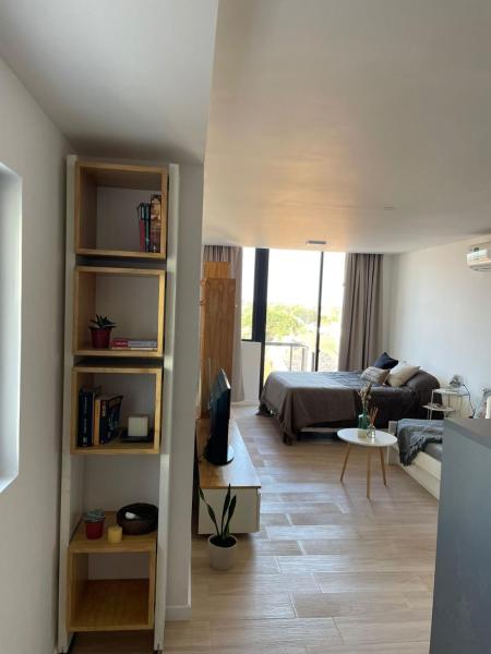 1 dormitorio con 1 cama y sala de estar en Estudio loft en Mar del Plata