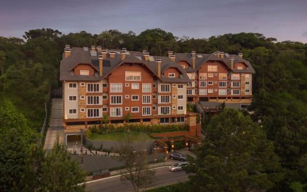 un gran edificio en medio de un bosque en Vivendas Do Bosque 106 C - Apartamento em Gramado, en Gramado