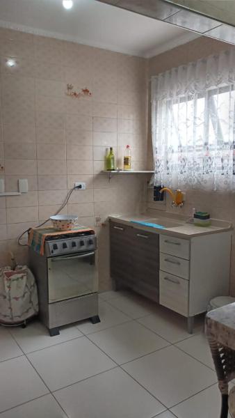 Una cocina o zona de cocina en Apartamento com Internet e garagem FREE ! PRAIA GRANDE