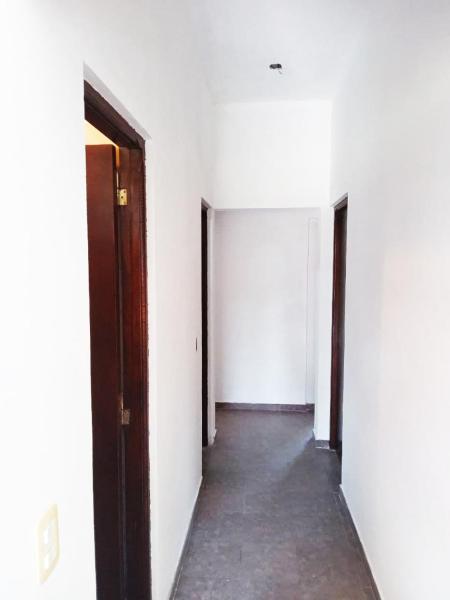 un pasillo vacío con paredes blancas y un pasillo con dos puertas en Family Hause en Villa Gesell