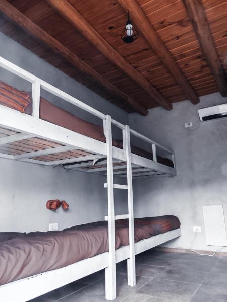 1 dormitorio con 2 literas en una habitación en Estrella del Valle - Mendoza en Mendoza