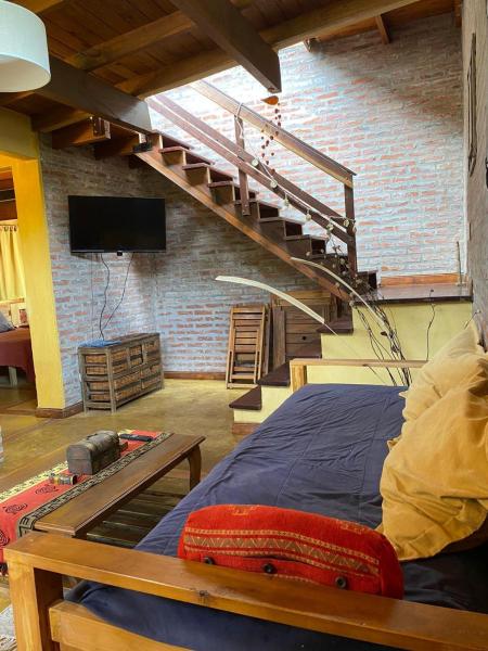 1 dormitorio con 1 cama en una habitación con escalera en Cabañas Los Castores en el Balneario Mar Azul