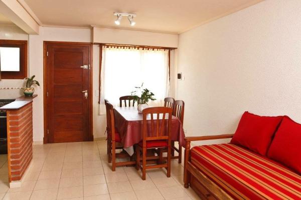 Habitación con mesa, cama y cocina.  en Complejo de Mar Wasiyki Villa Gesell en Villa Gesell