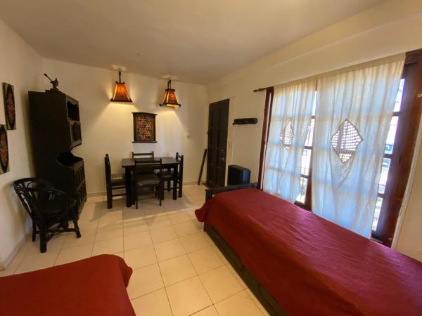 1 dormitorio con 1 cama y mesa de comedor en Severina en Villa Gesell