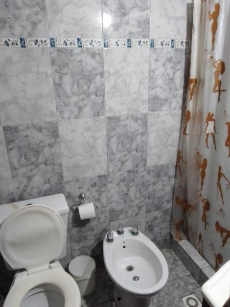 a bathroom with a toilet and a sink at deptos temporarios carlos y yanina in Santa Fe